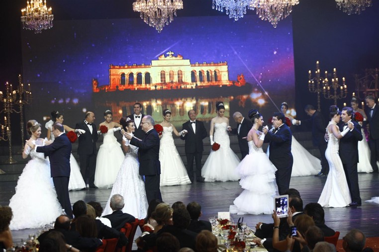 Bal des Debutantes 2012 